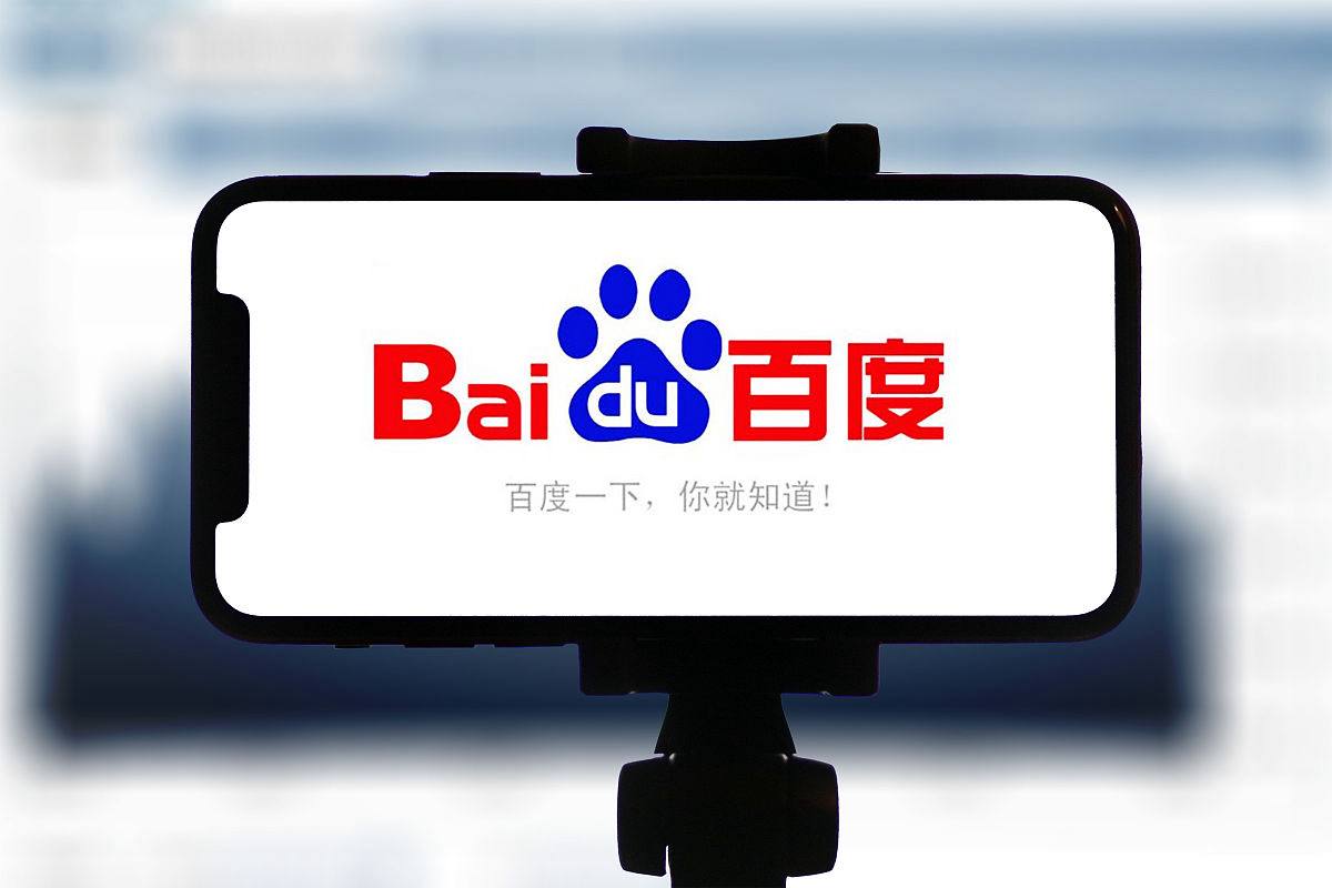 山西一车站售票员上班刷手机被调岗